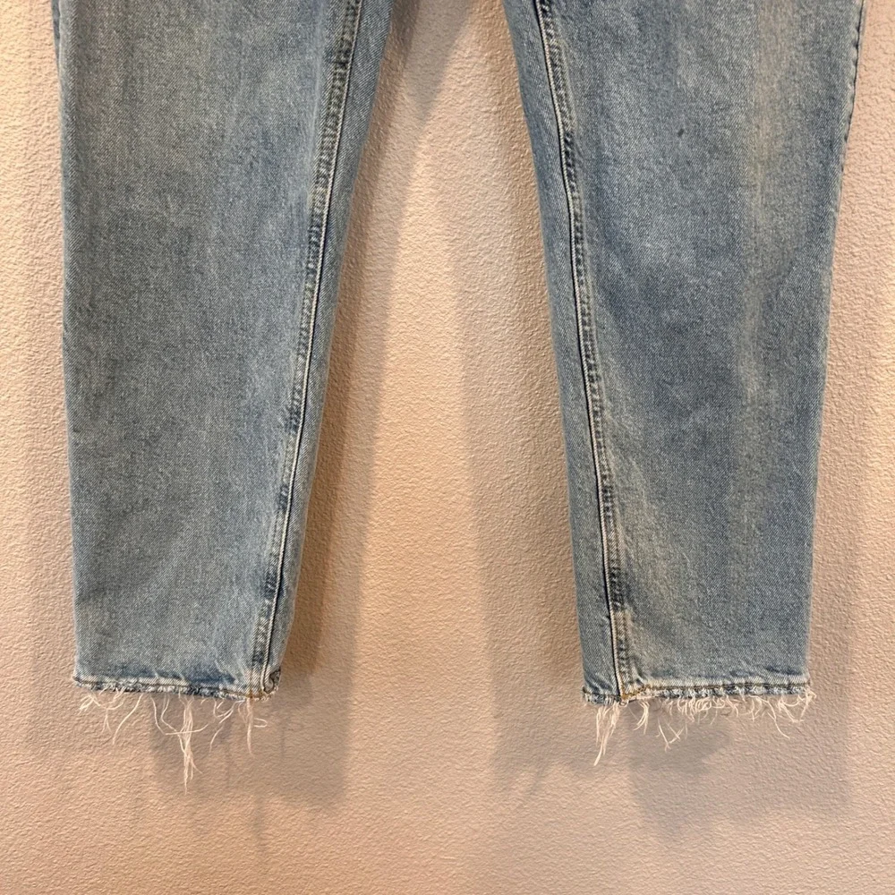 HM Mom High Waist Jeans Light Blue Wash Raw Hem Tapered Leg Womens Size 8